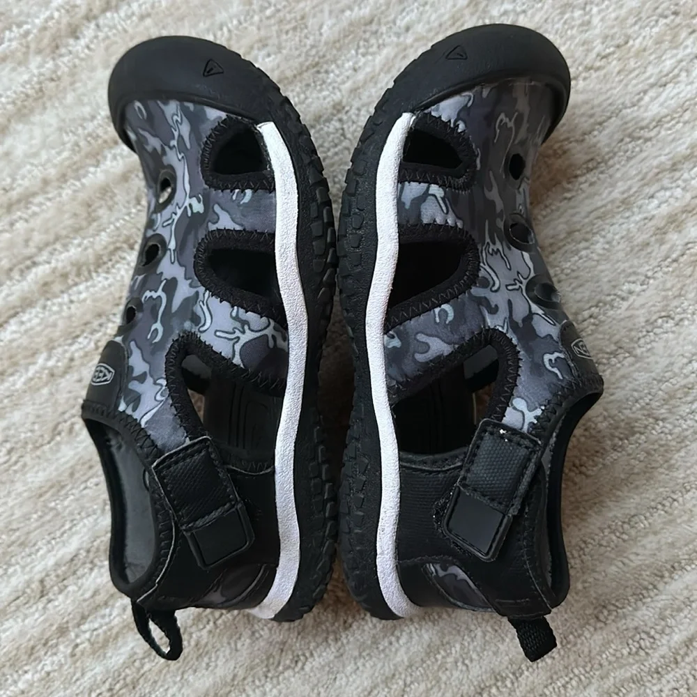 KEEN Stingray Water Shoes for Kids Black Camo Size 12